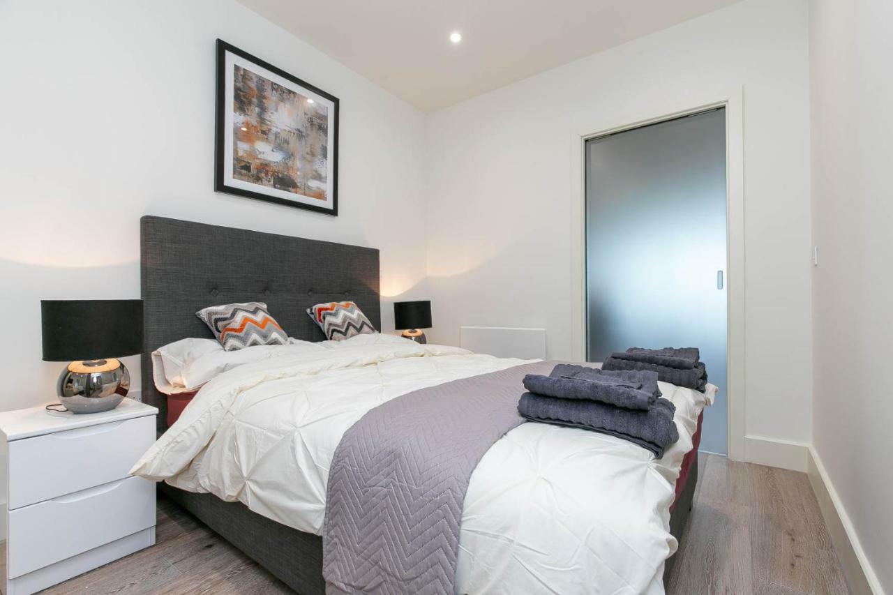 Deluxe Apartments By Heathrow Harmondsworth Exterior photo