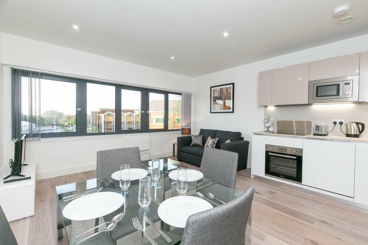 Deluxe Apartments By Heathrow Harmondsworth Exterior photo