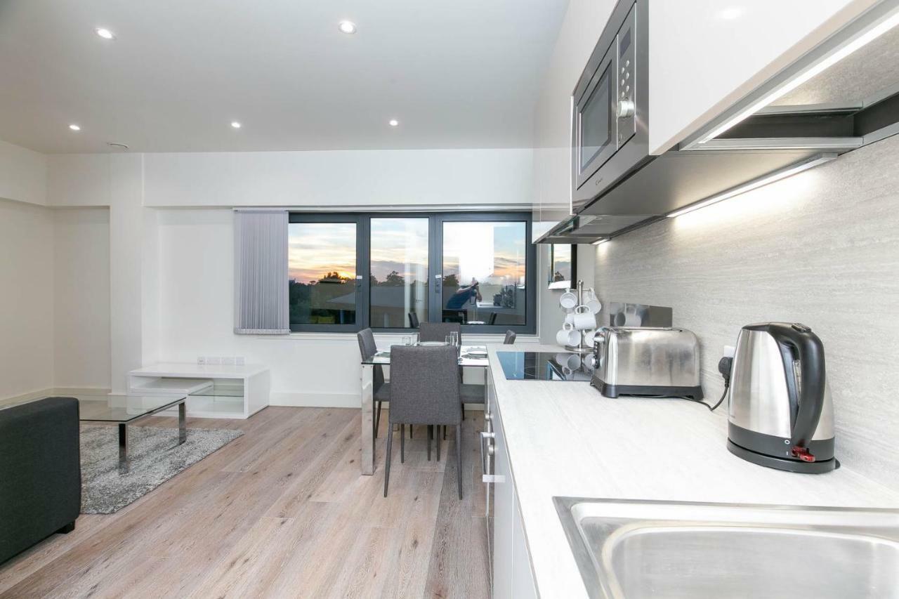 Deluxe Apartments By Heathrow Harmondsworth Exterior photo