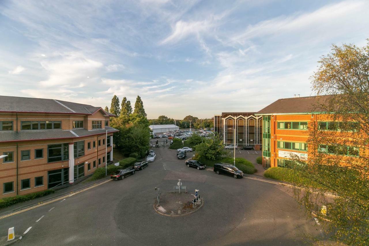 Deluxe Apartments By Heathrow Harmondsworth Exterior photo