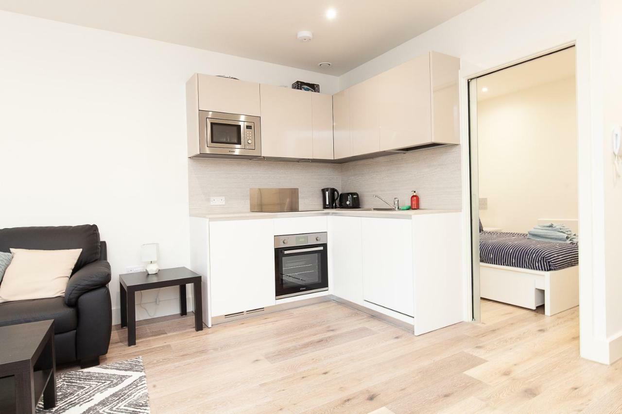 Deluxe Apartments By Heathrow Harmondsworth Exterior photo
