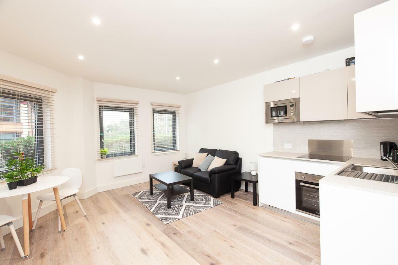 Deluxe Apartments By Heathrow Harmondsworth Exterior photo