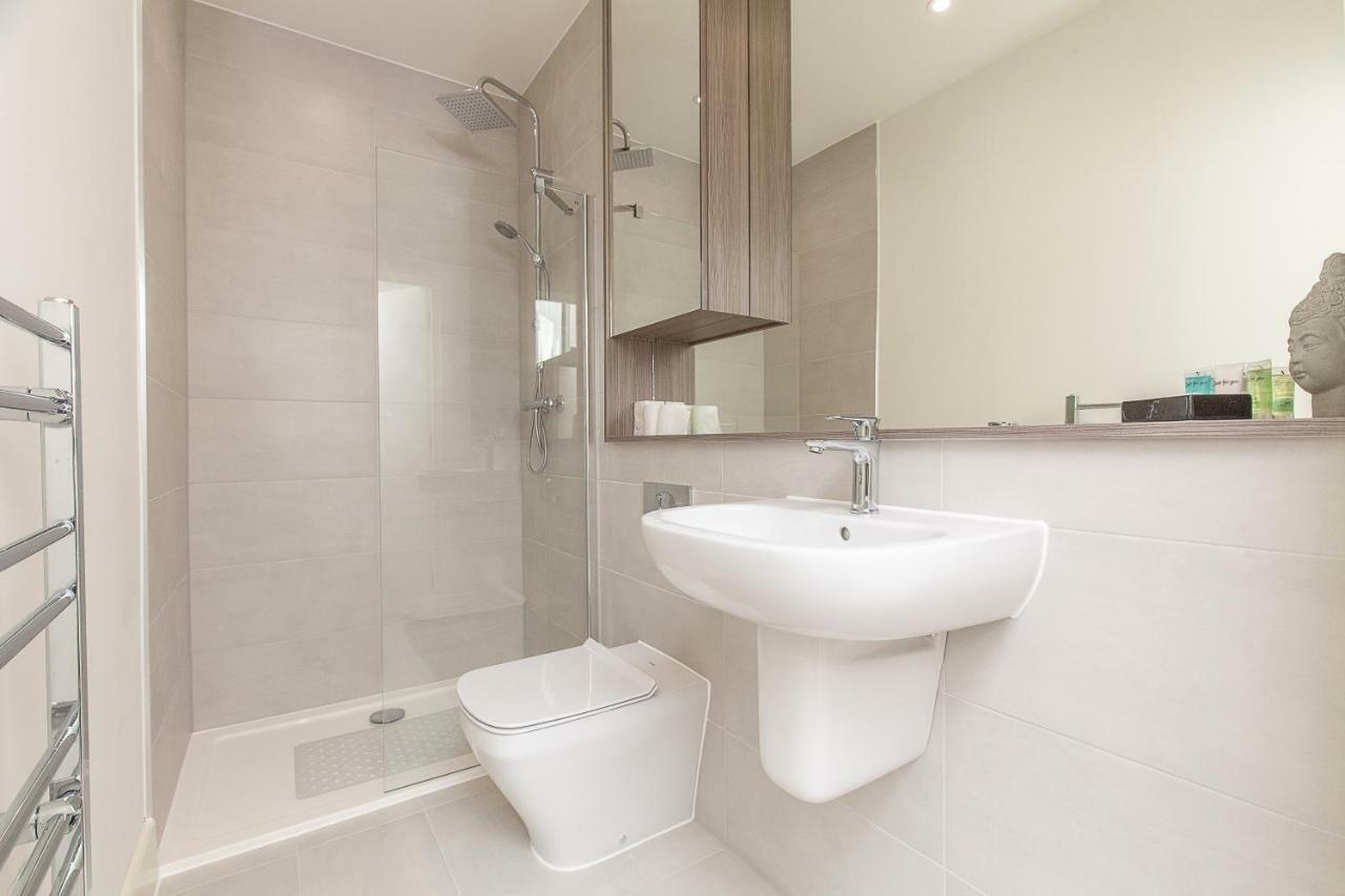 Deluxe Apartments By Heathrow Harmondsworth Exterior photo