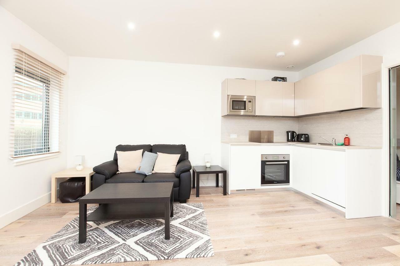 Deluxe Apartments By Heathrow Harmondsworth Exterior photo