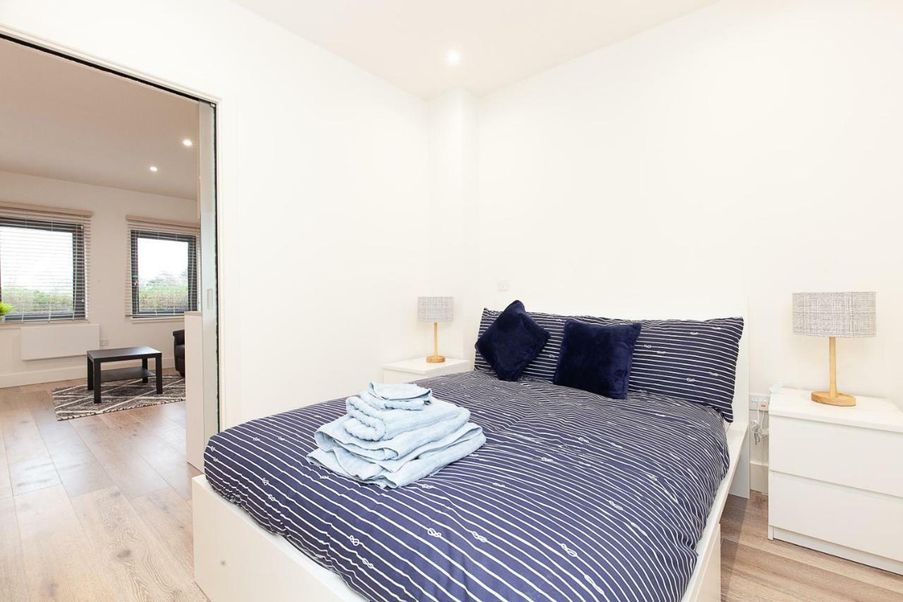 Deluxe Apartments By Heathrow Harmondsworth Exterior photo