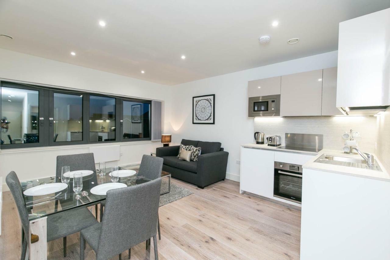 Deluxe Apartments By Heathrow Harmondsworth Exterior photo