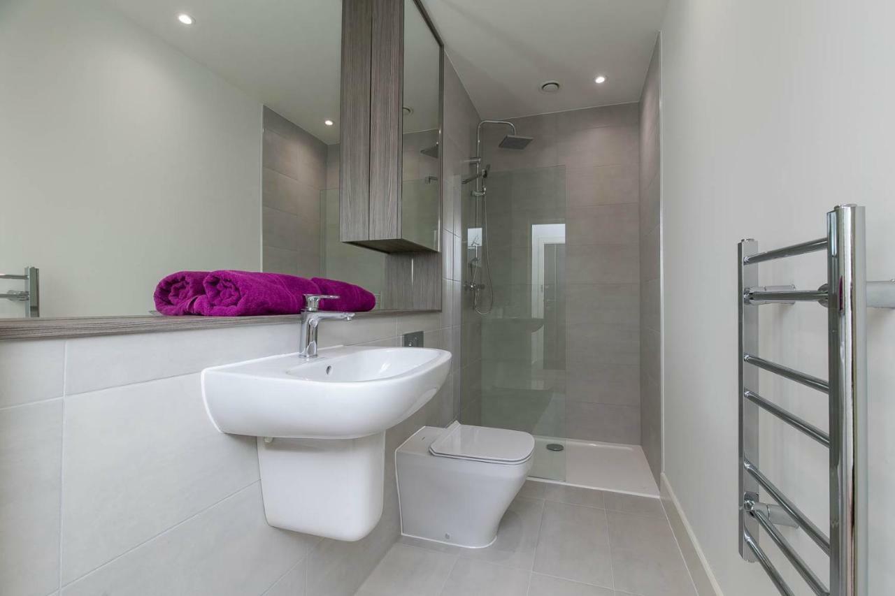 Deluxe Apartments By Heathrow Harmondsworth Exterior photo