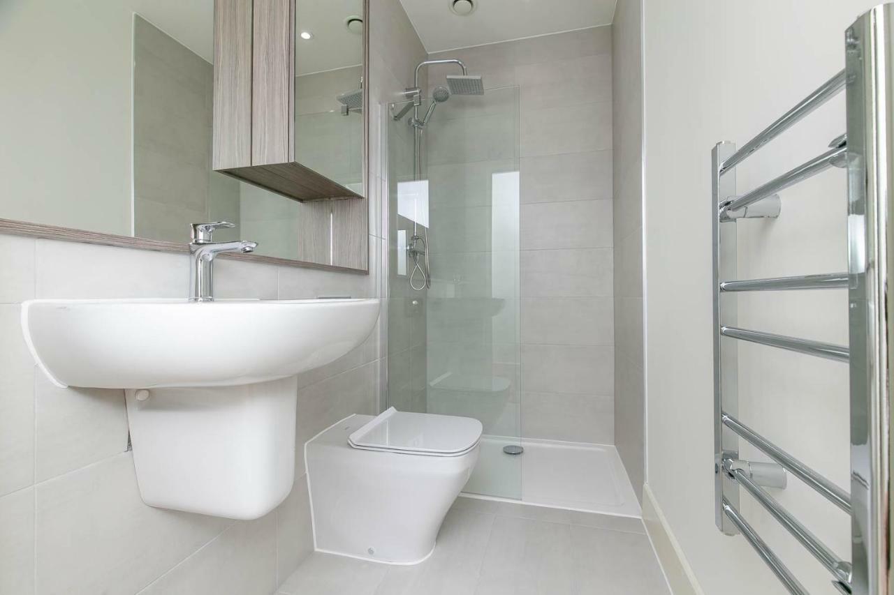 Deluxe Apartments By Heathrow Harmondsworth Exterior photo