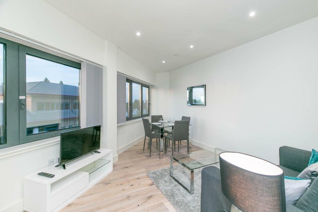 Deluxe Apartments By Heathrow Harmondsworth Exterior photo