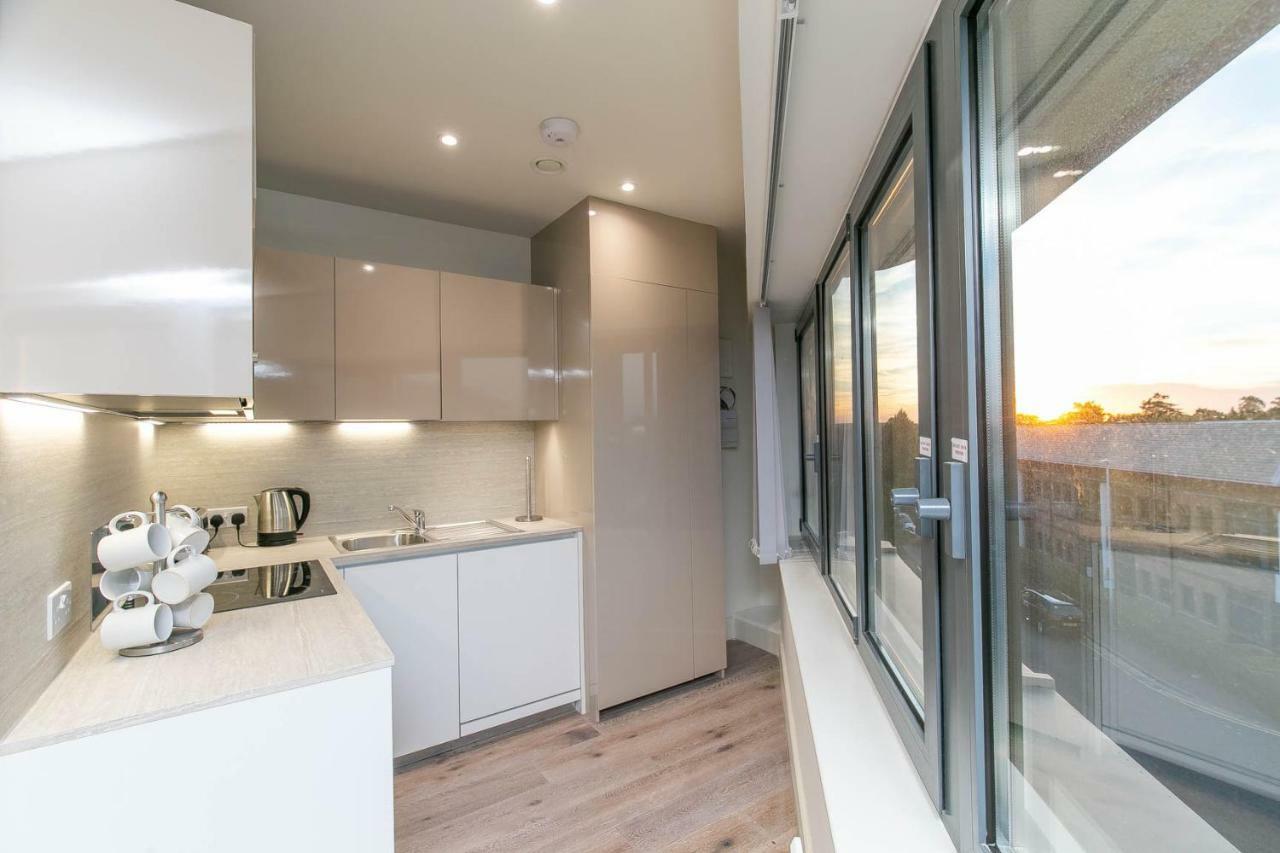 Deluxe Apartments By Heathrow Harmondsworth Exterior photo