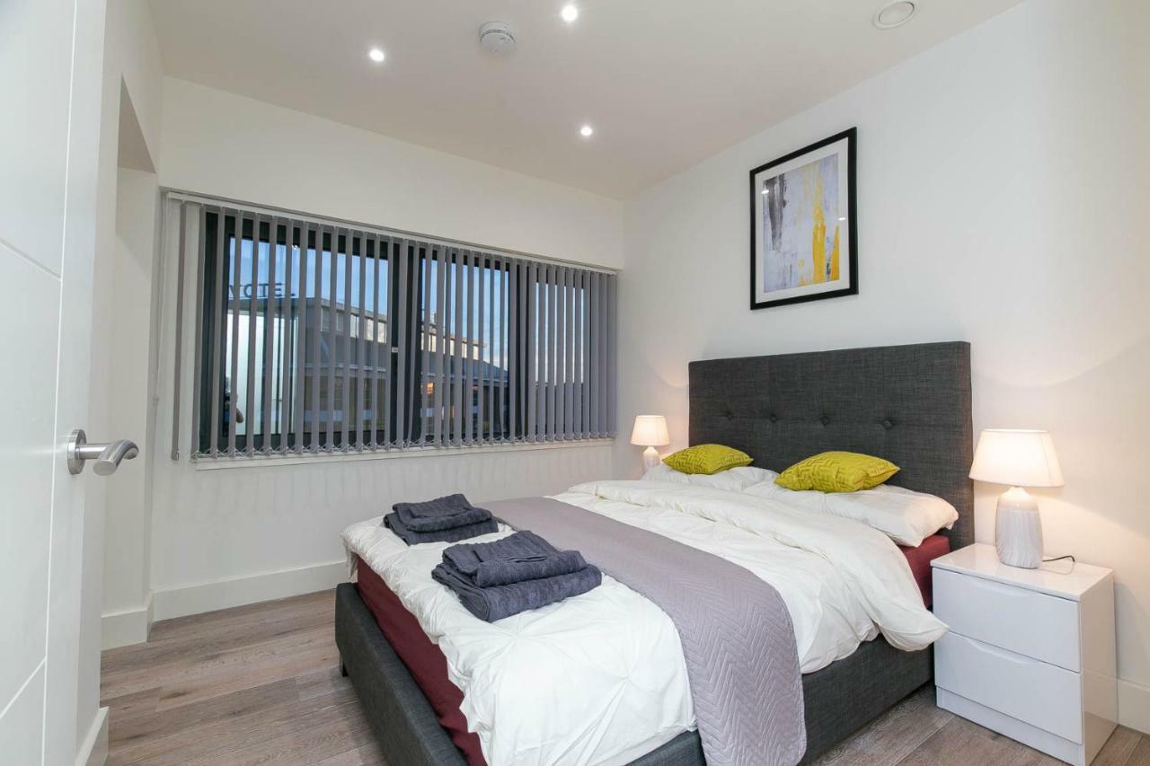 Deluxe Apartments By Heathrow Harmondsworth Exterior photo